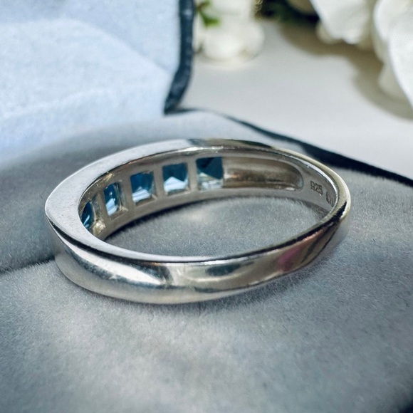 Vintage Princess cut Blue Topaz Raised band ring. Size about an 8 - Picture 8 of 16